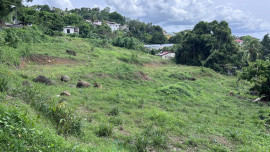 Terrain constructible situé à la périphérie du sud Caraïbe et atlantique proche de la route communale. DUCOS