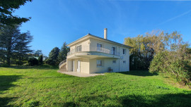 Villa idéalement située dans un secteur prisé et bien orientée avec vue. Taluyers