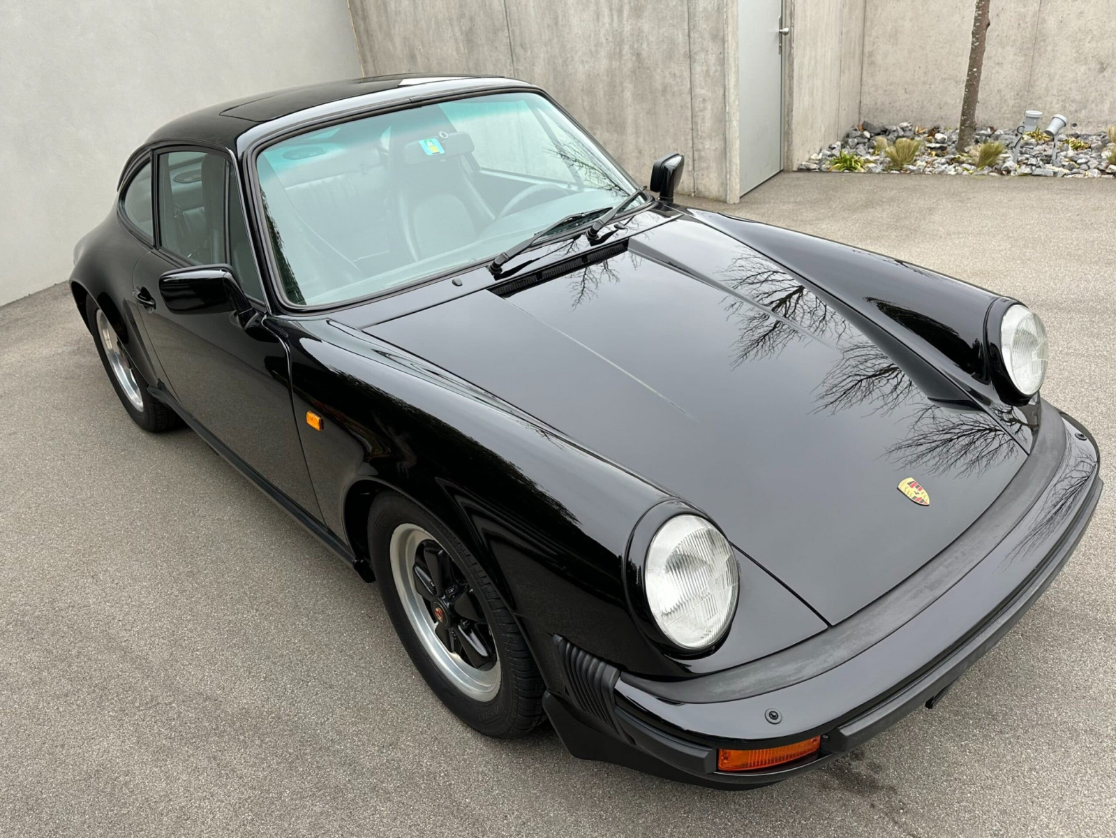 
                                                Voiture
                                                 1984 Porsche 911 Carrera 3.2