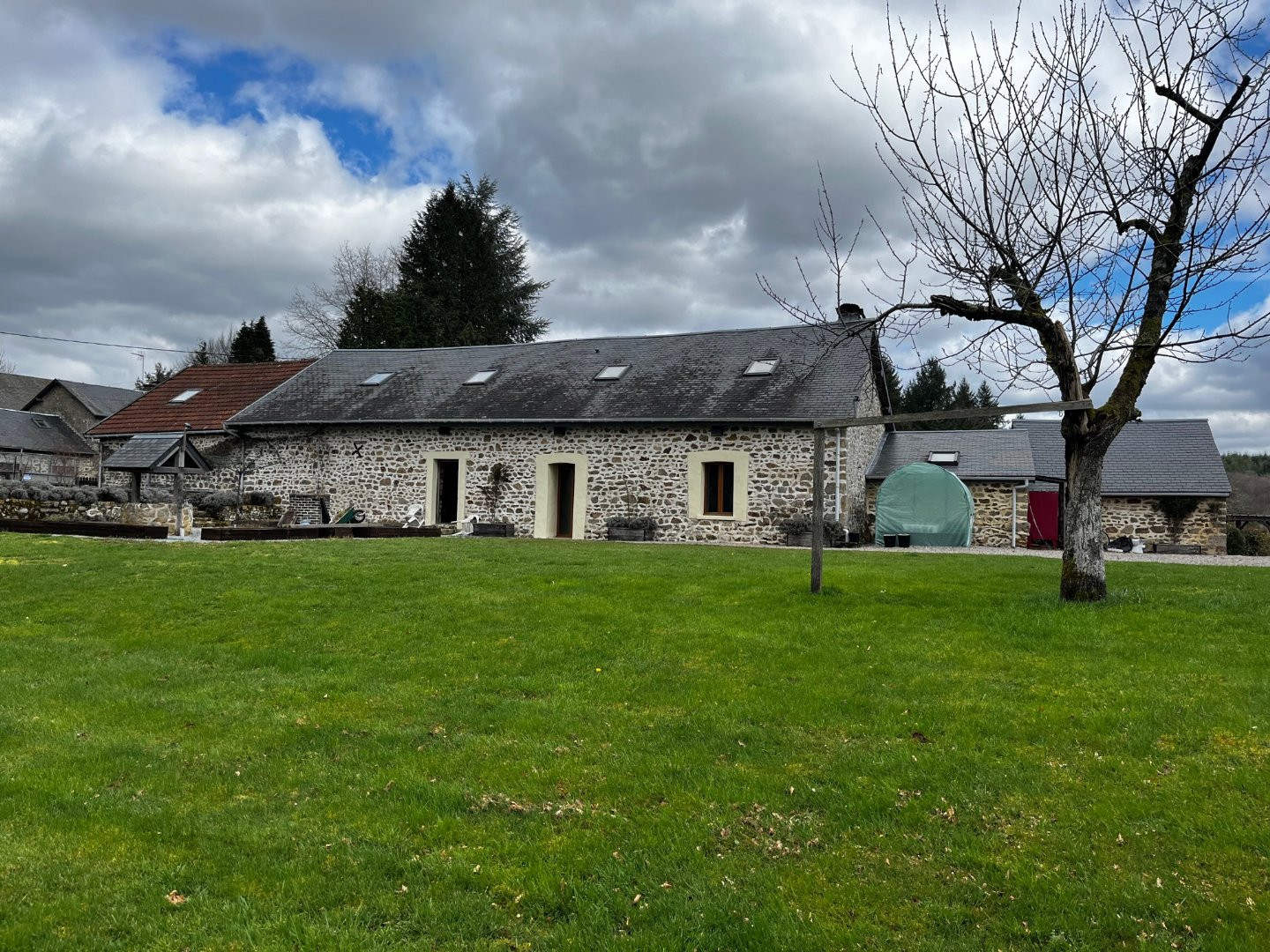 
                                                Vente
                                                 2 maisons, 2 granges, avec 1 hectare 6646 m2