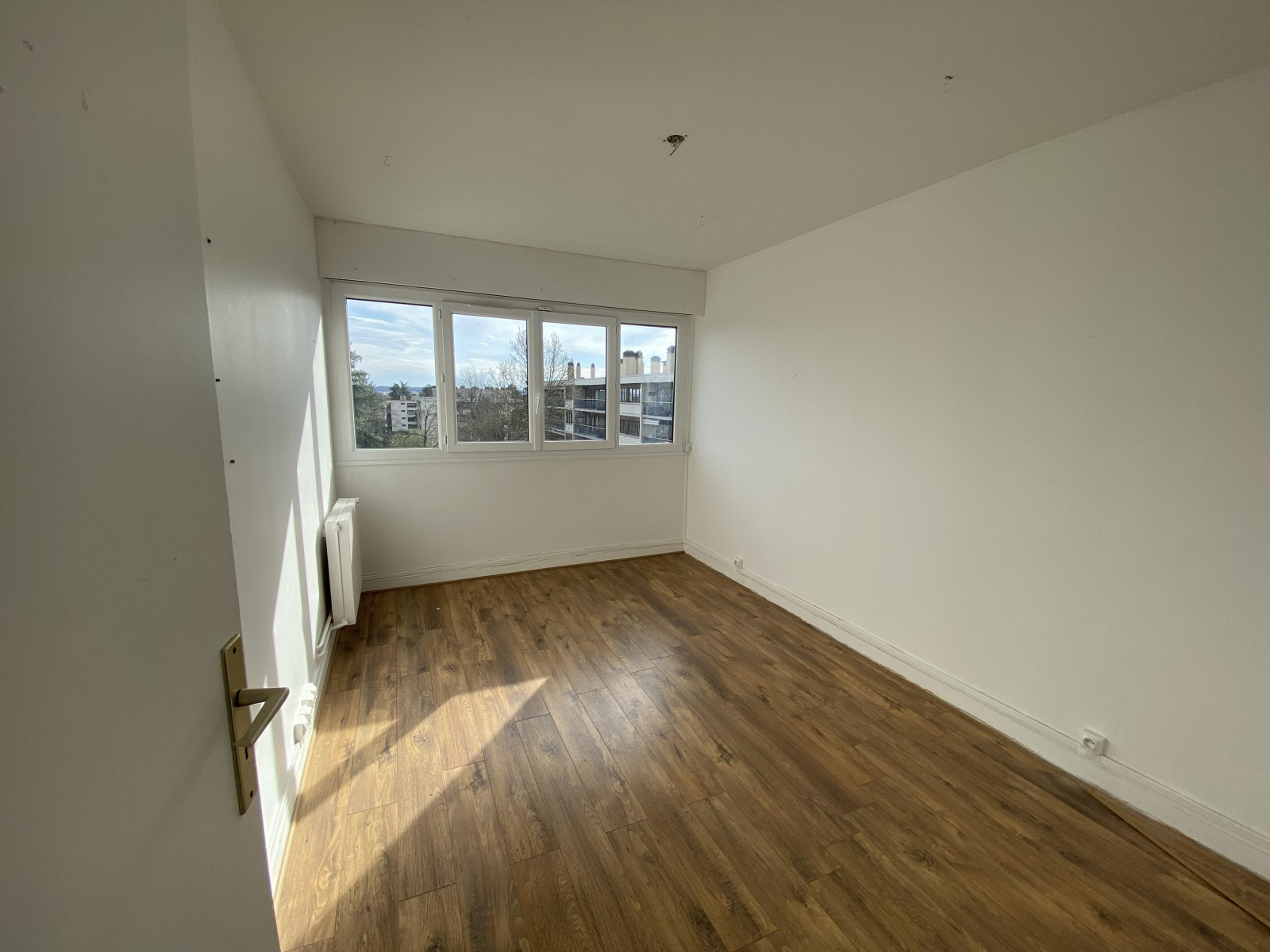 
                                                Vente
                                                 3 pièces etage 3/3 ascenseur pas de travaux