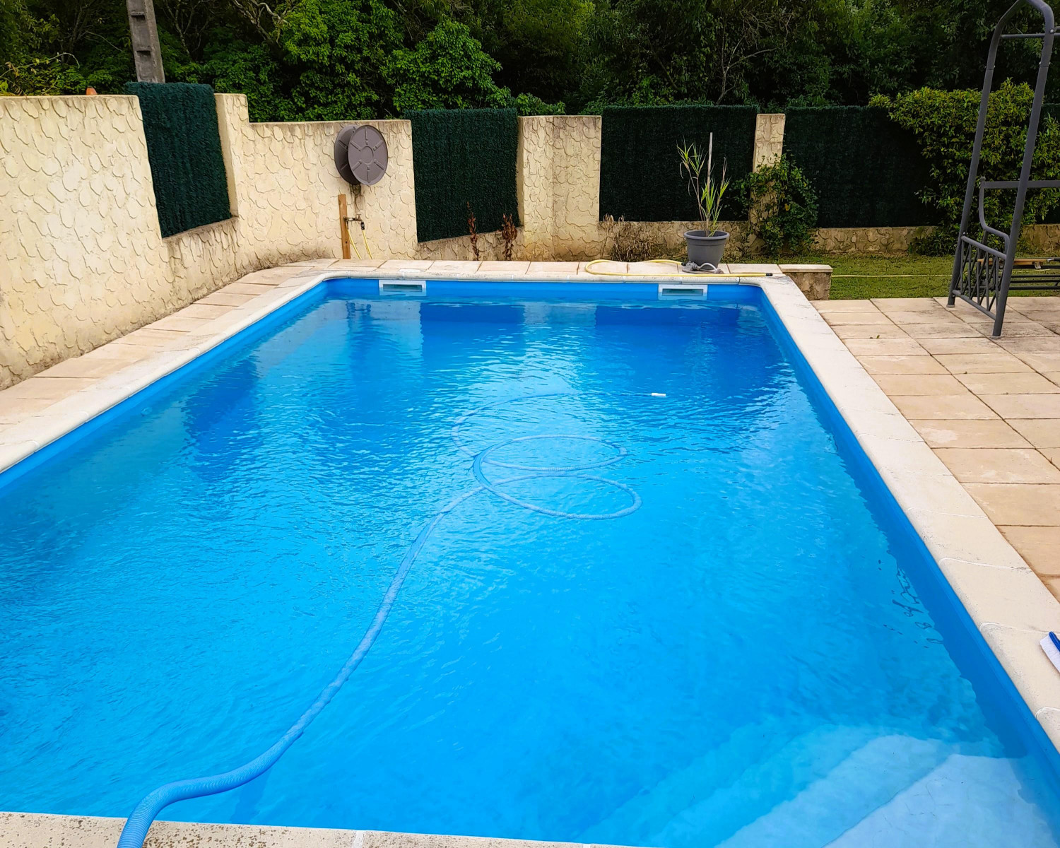 
                                                Vente
                                                 4 pièces + 2 chambres et piscine