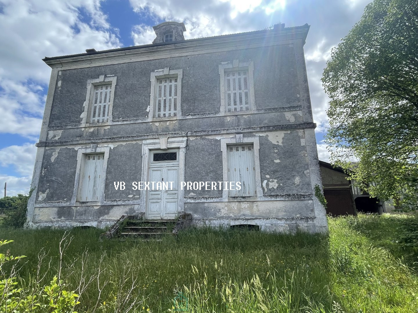 
                                                Vente
                                                 A 5mn du Lac d'Arjuzanx, Charme et authenticité pour cette belle demeure avec dépendances 