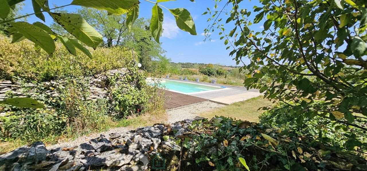 
                                                Vente
                                                 A Rocamadour belle longère avec piscine avec une superbe vue.