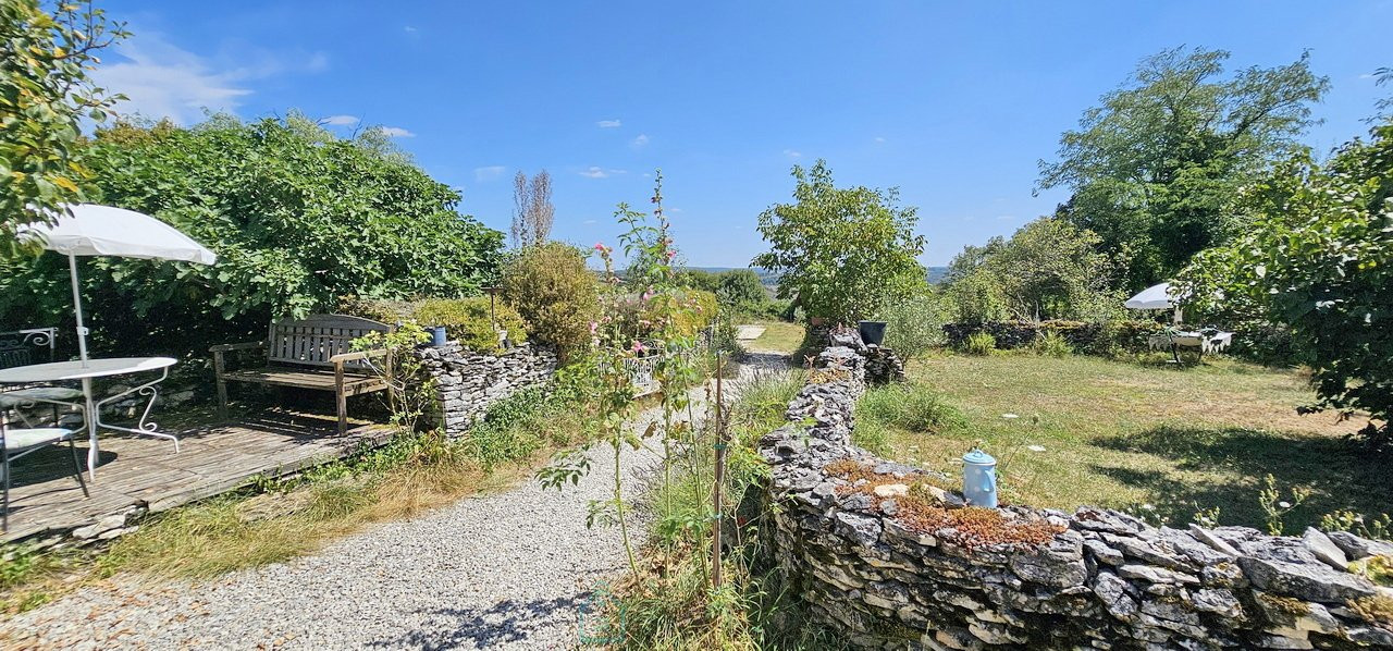 
                                                Vente
                                                 A Rocamadour belle longère avec piscine avec une superbe vue.