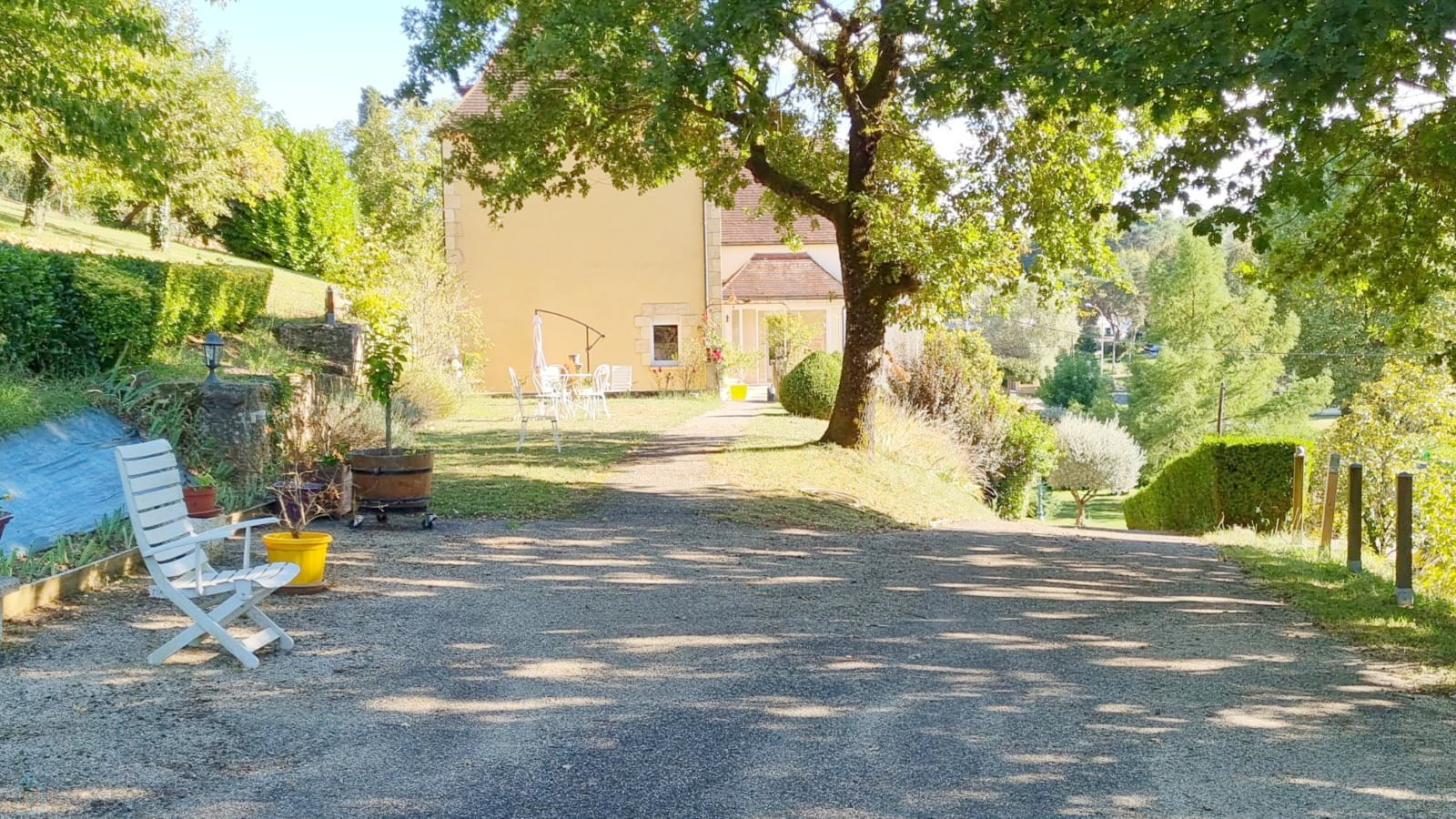 
                                                Vente
                                                 A Sarlat maison de 200 m² environ avec une piscine,