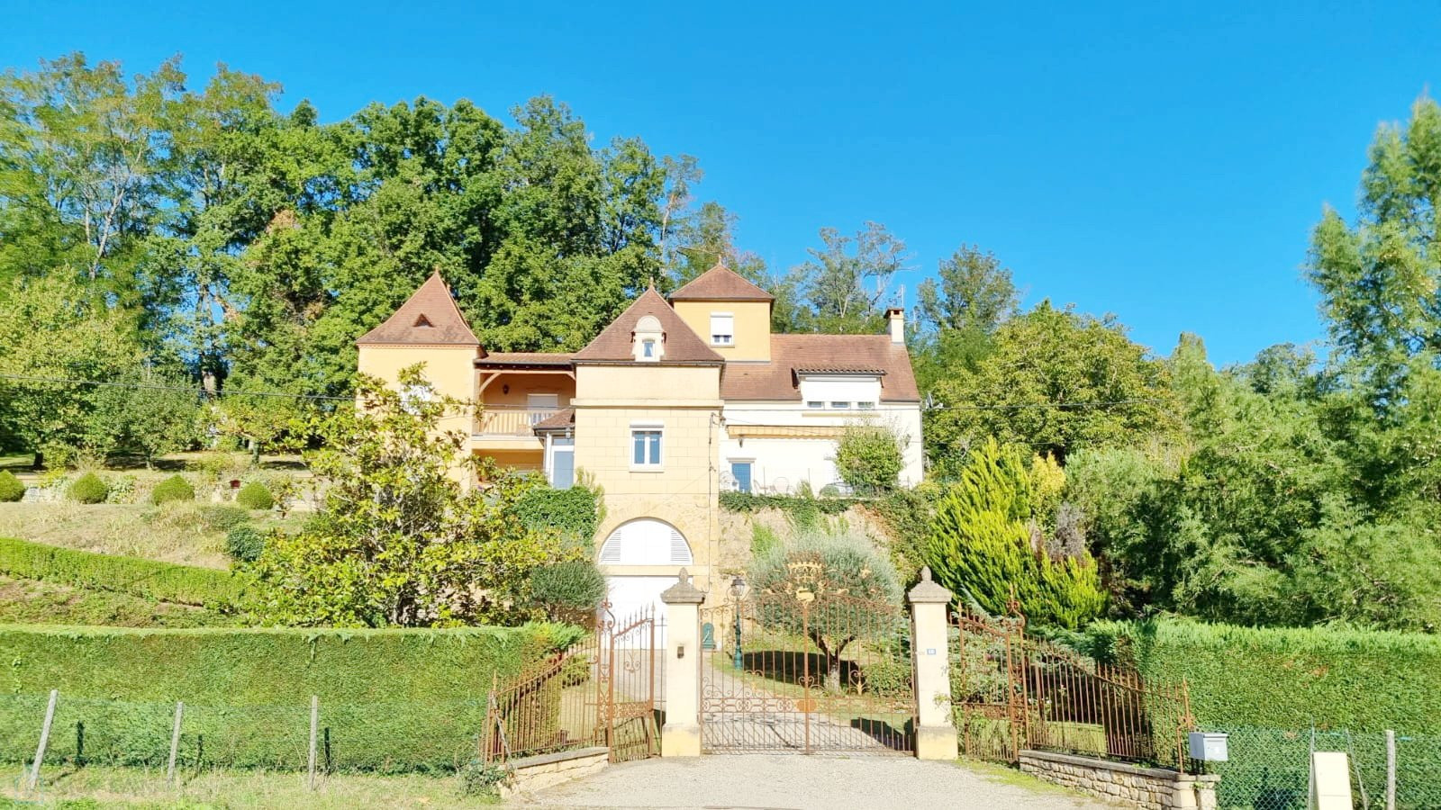 
                                                Vente
                                                 A Sarlat maison de 200 m² environ avec une piscine,