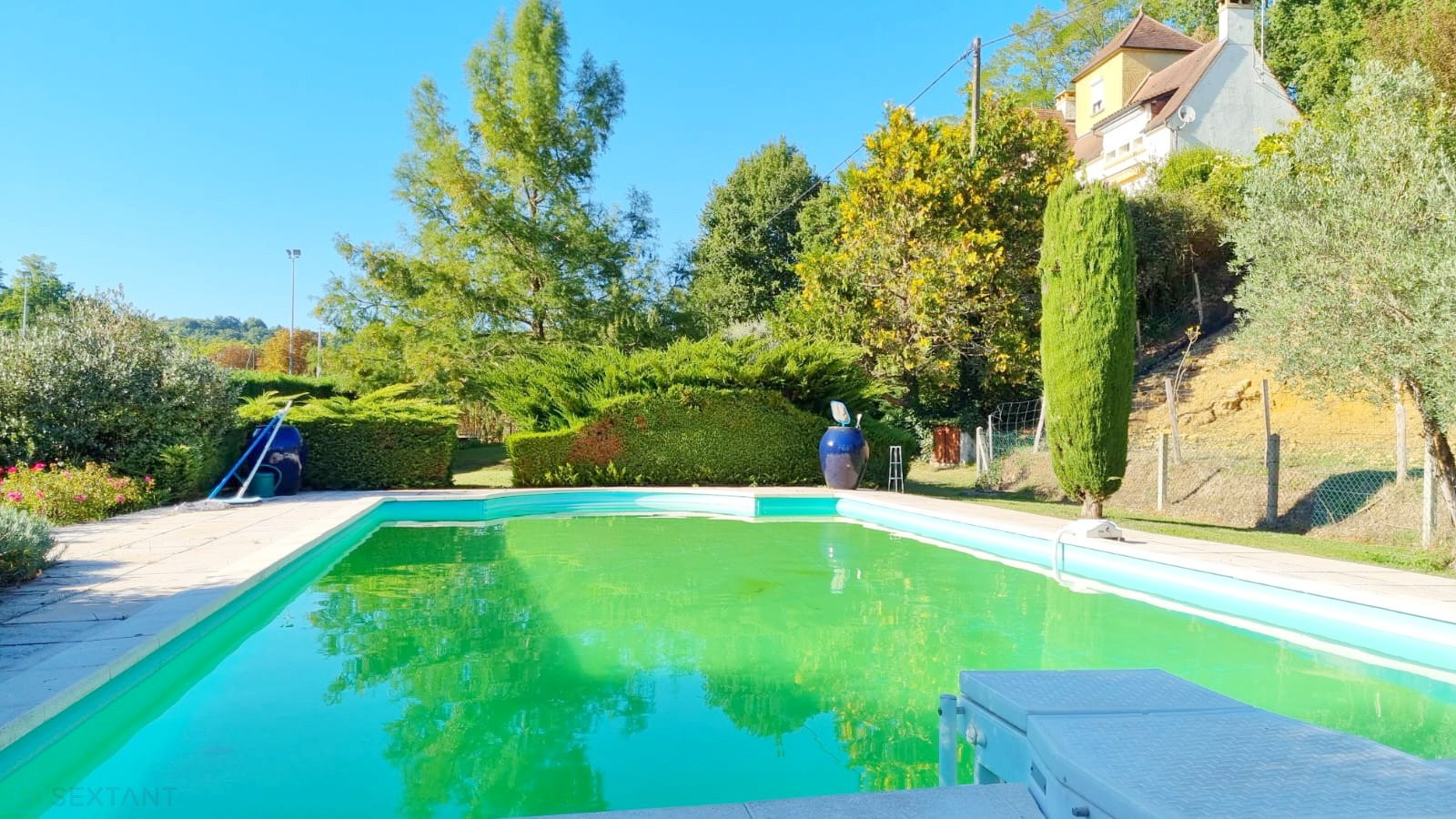 
                                                Vente
                                                 A Sarlat maison de 200 m² environ avec une piscine,