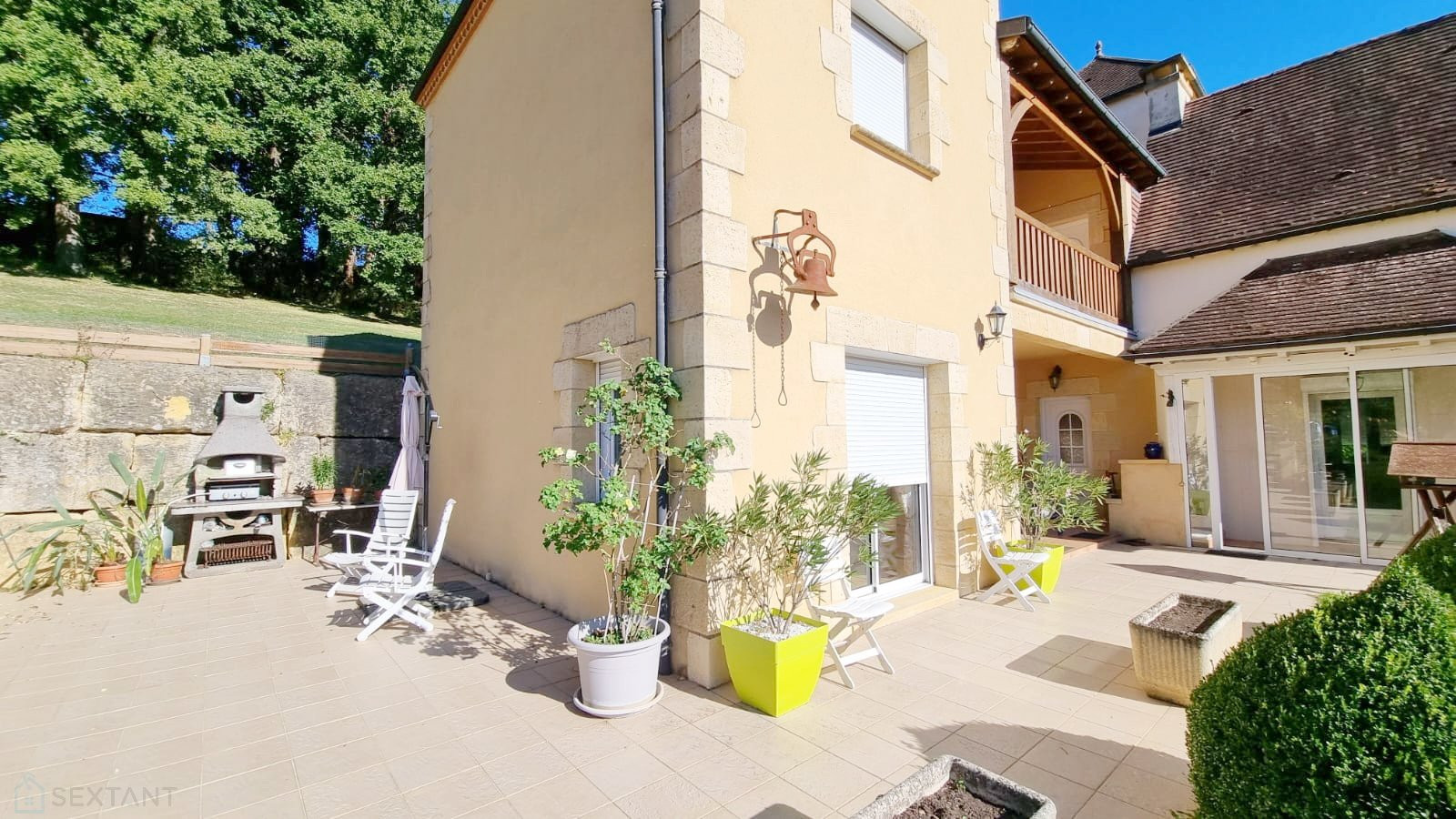 
                                                Vente
                                                 A Sarlat maison de 200 m² environ avec une piscine,