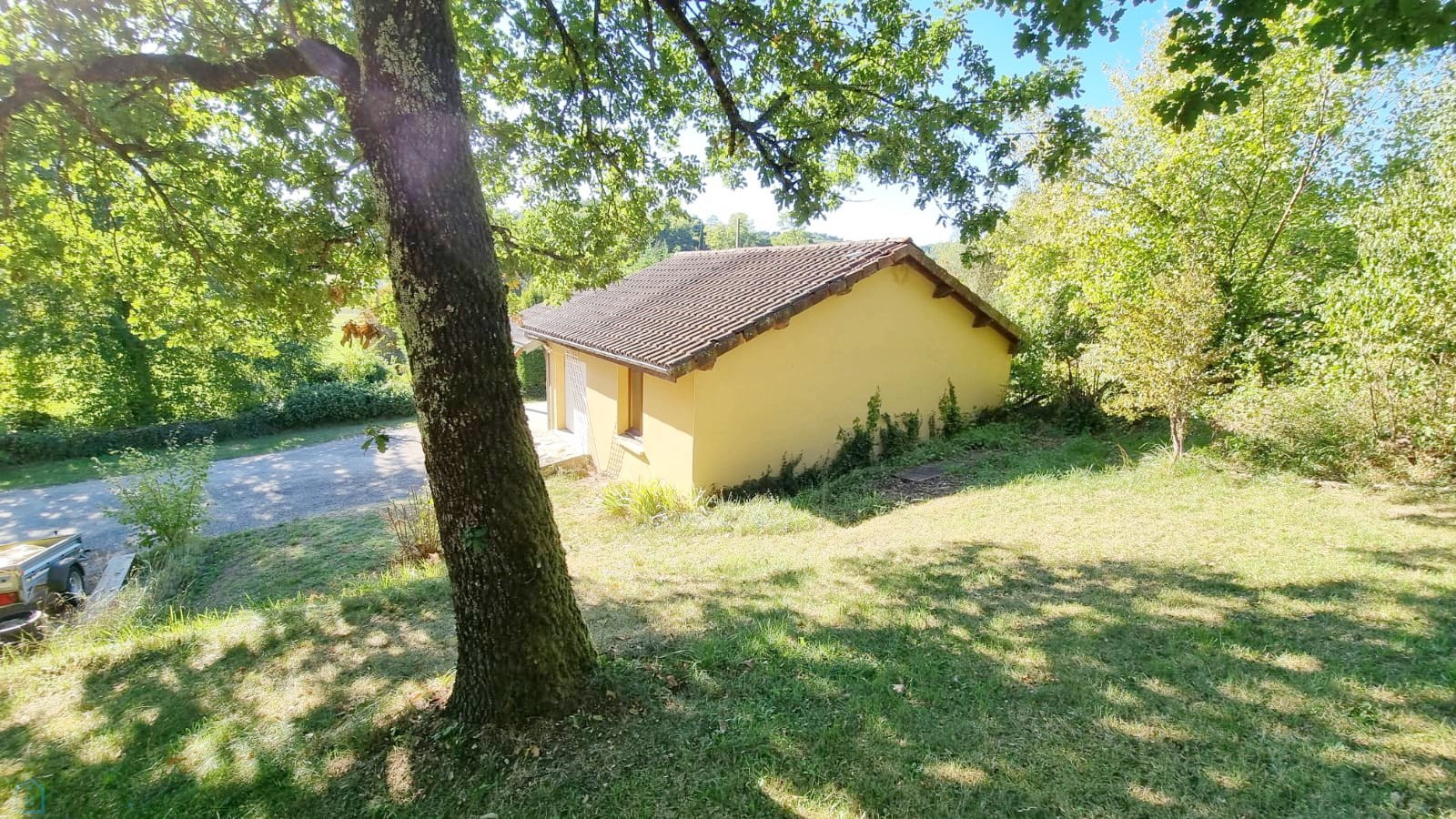 
                                                Vente
                                                 A Sarlat maison de 200 m² environ avec une piscine,