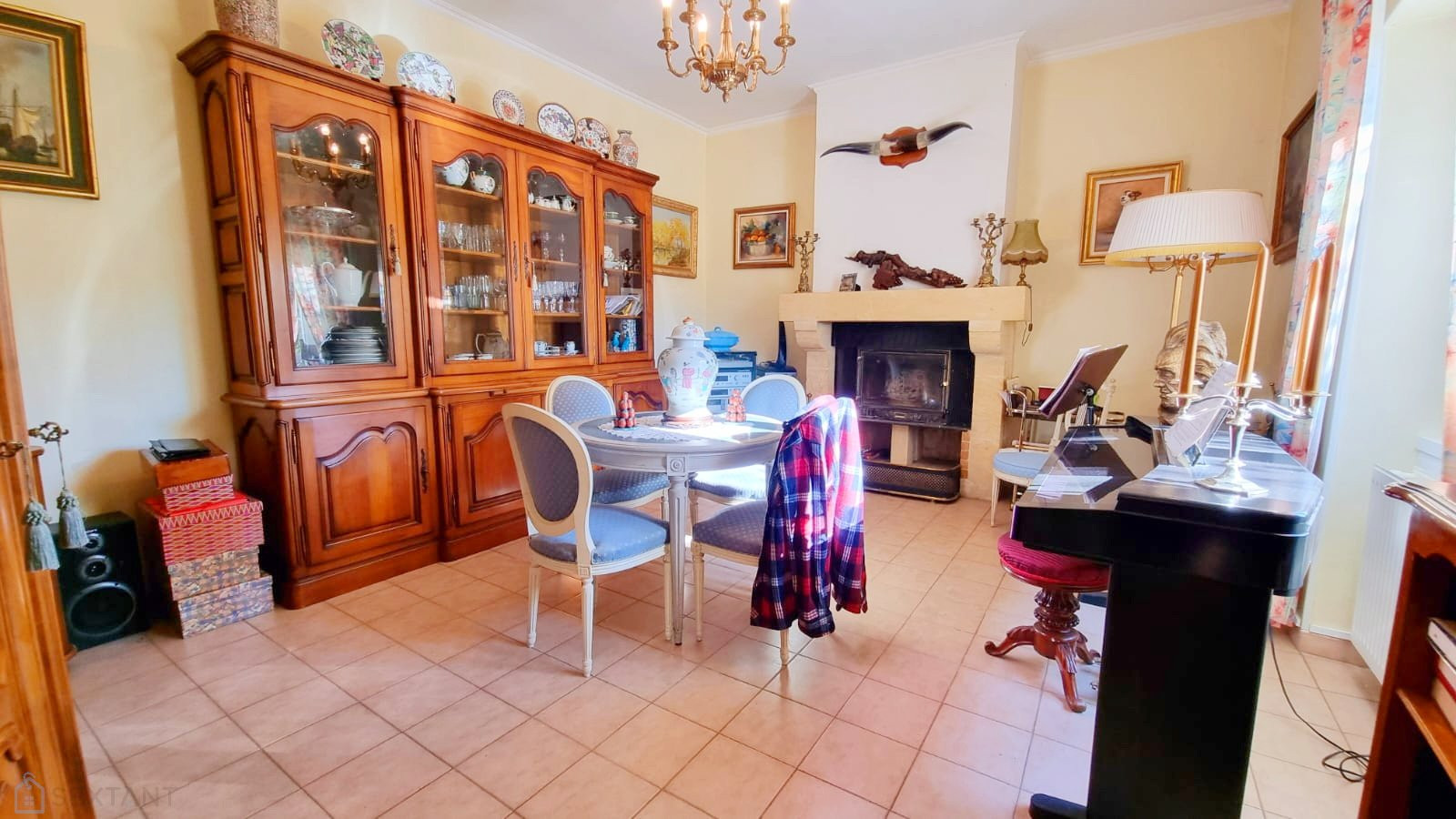 
                                                Vente
                                                 A Sarlat maison de 200 m² environ avec une piscine,