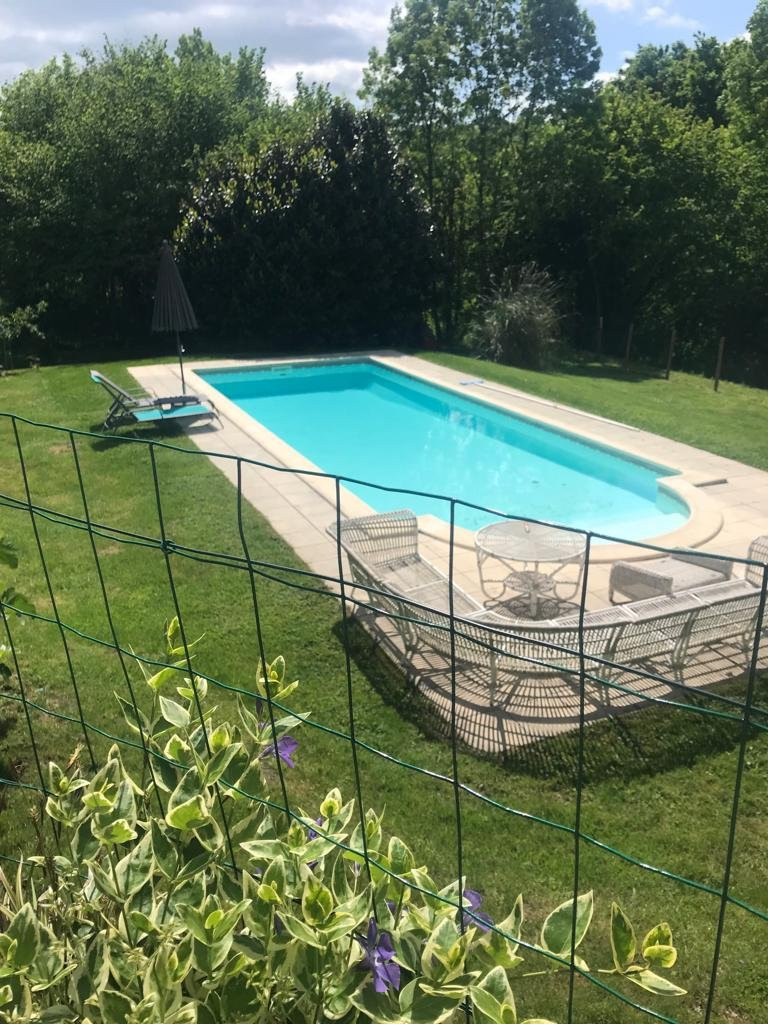 
                                                Vente
                                                 A Voir! Maison en pierre, 6 chambres, piscine au sol, jardin 2016 m2