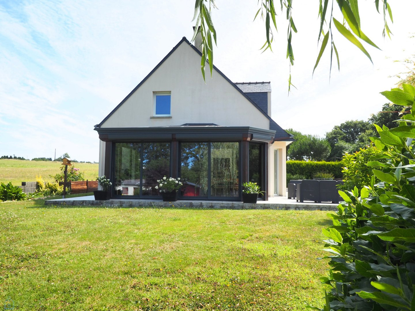 
                                                Vente
                                                 Agréable contemporaine 4 chambres, sous-sol complet sur beau terrain clos 1 100 m²