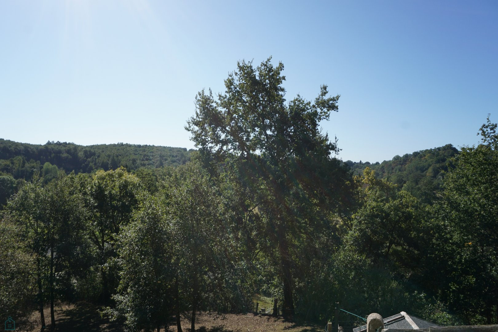 
                                                Vente
                                                 Ancien corps de ferme du XVIIIe niché dans le calme de la nature du Périgord vert. 