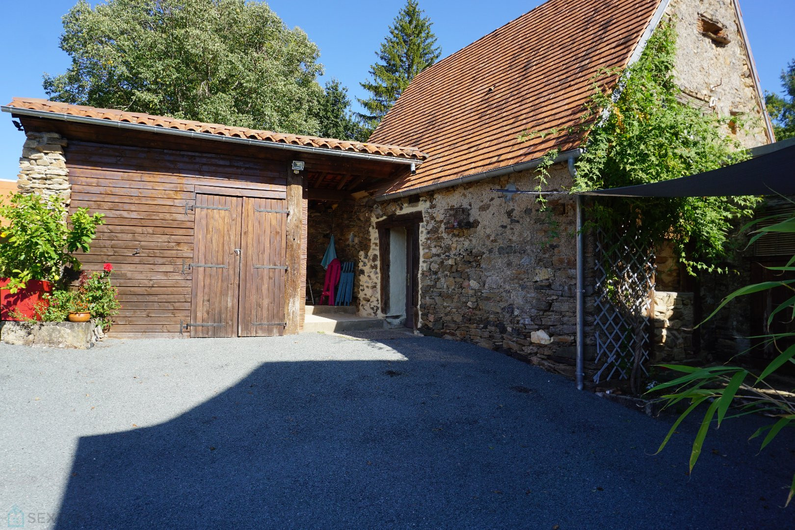 
                                                Vente
                                                 Ancien corps de ferme du XVIIIe niché dans le calme de la nature du Périgord vert. 