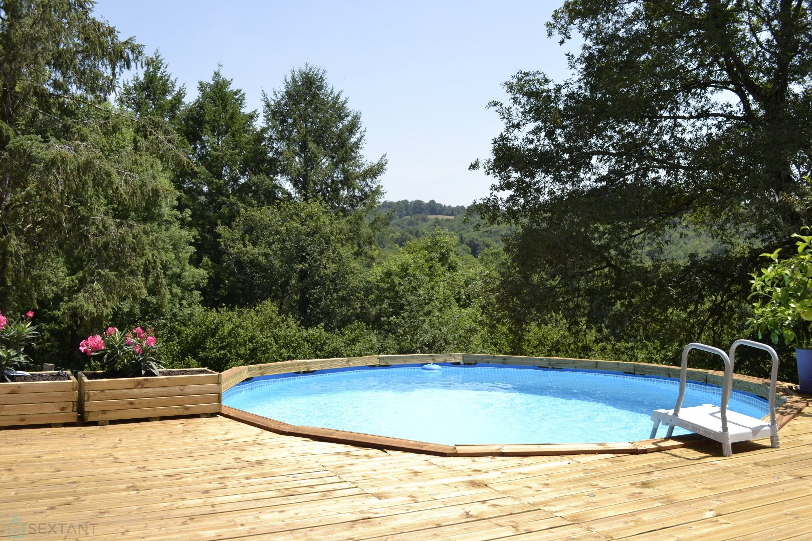 
                                                Vente
                                                 Ancien corps de ferme du XVIIIe niché dans le calme de la nature du Périgord vert. 