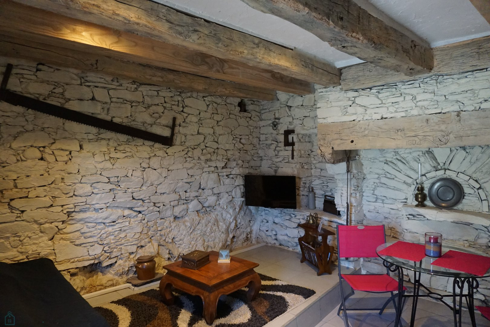 
                                                Vente
                                                 Ancien corps de ferme du XVIIIe niché dans le calme de la nature du Périgord vert. 