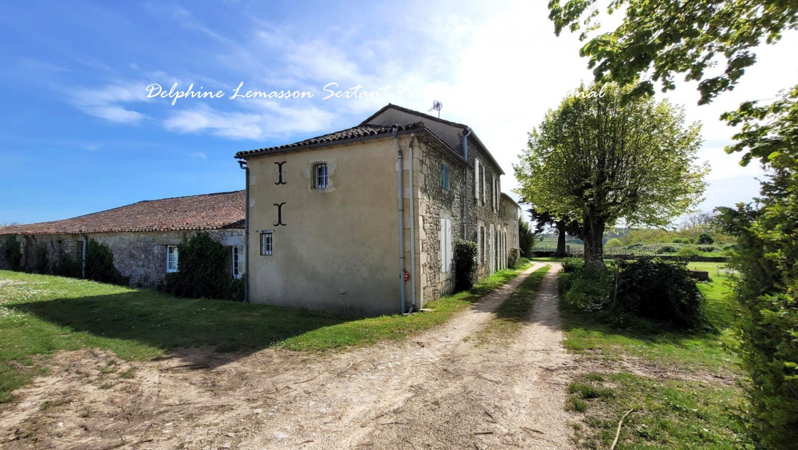 
                                                Vente
                                                 Ancienne propriété viticole: 3 habitations et vue dégagée 