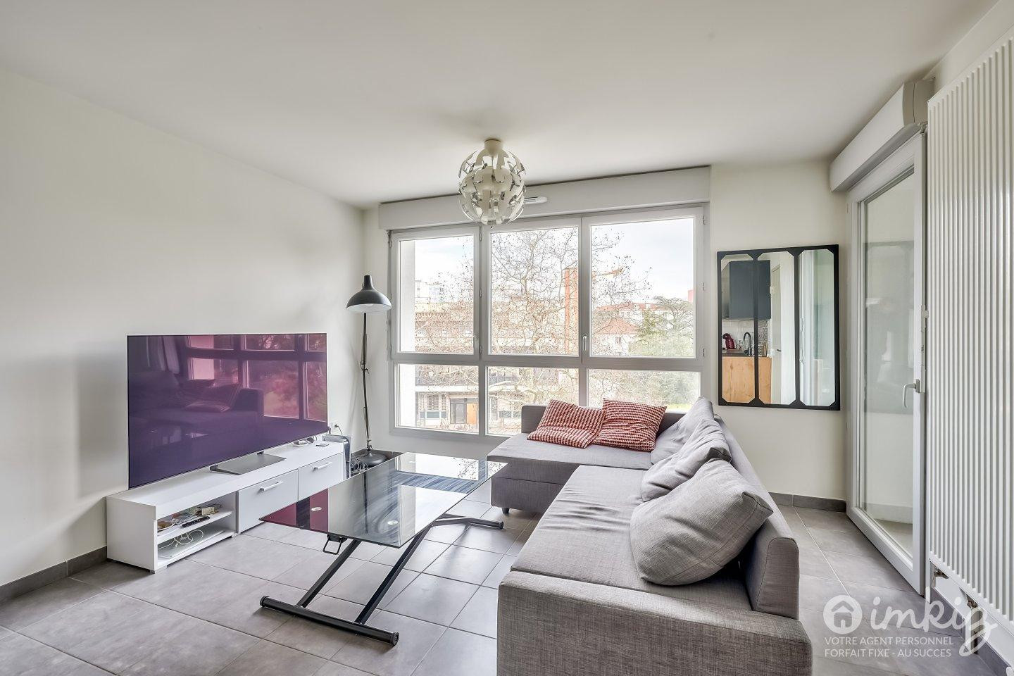 
                                                Vente
                                                 Appartement 2 pièces avec balcon sans vis à vis