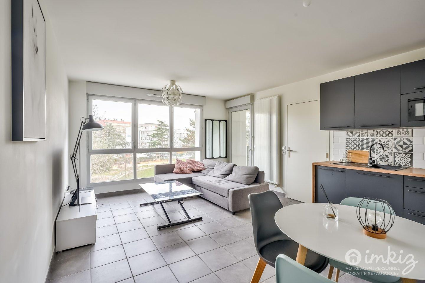 
                                                Vente
                                                 Appartement 2 pièces avec balcon sans vis à vis