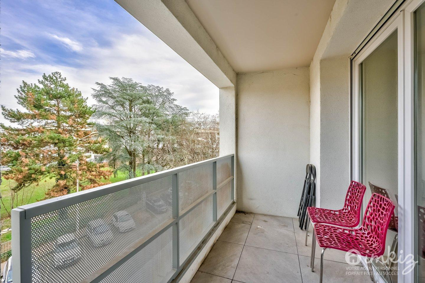 
                                                Vente
                                                 Appartement 2 pièces avec balcon sans vis à vis