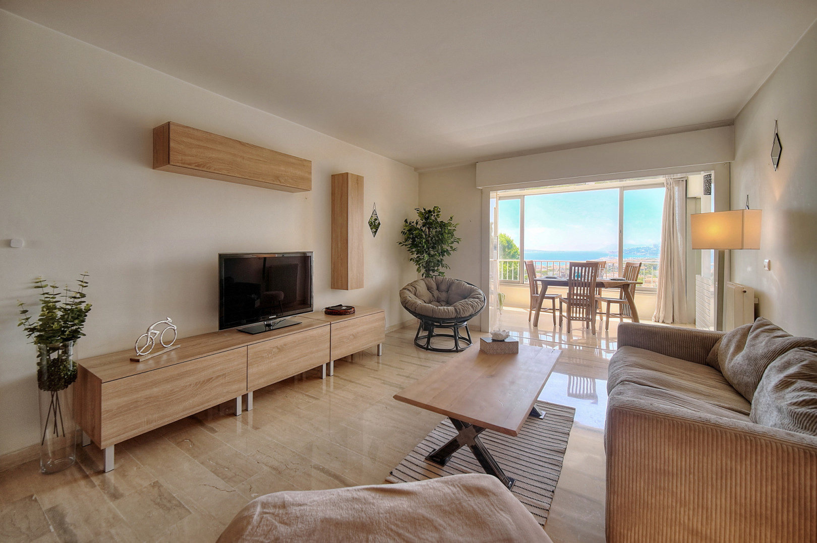 
                                                Vente
                                                 Appartement 2 pièces en dernier étage à Antibes quartier Bad