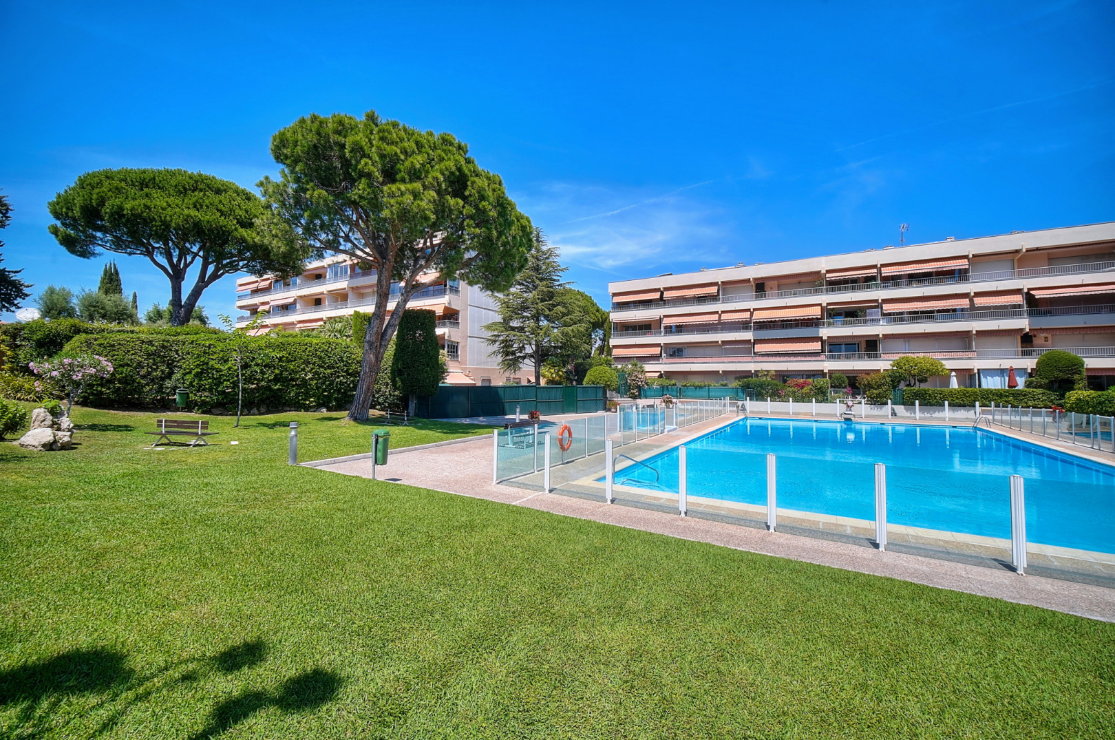 
                                                Vente
                                                 Appartement 2 pièces en dernier étage à Antibes quartier Bad