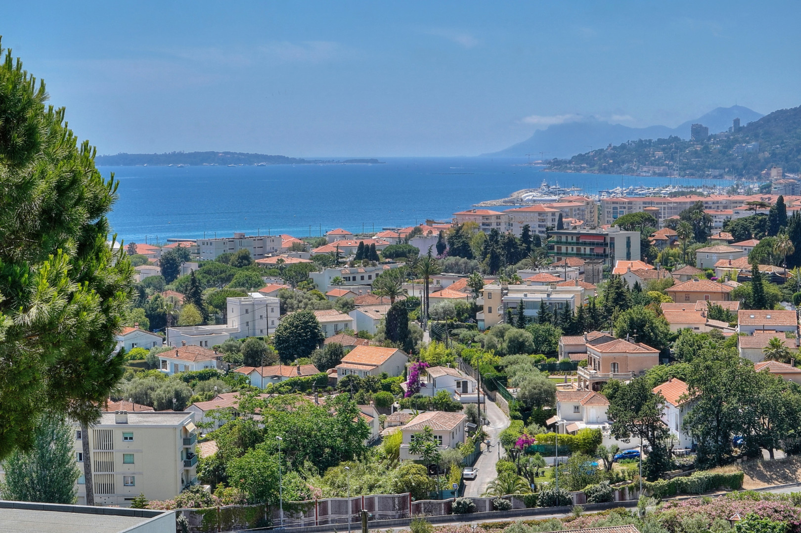 
                                                Vente
                                                 Appartement 2 pièces en dernier étage à Antibes quartier Bad