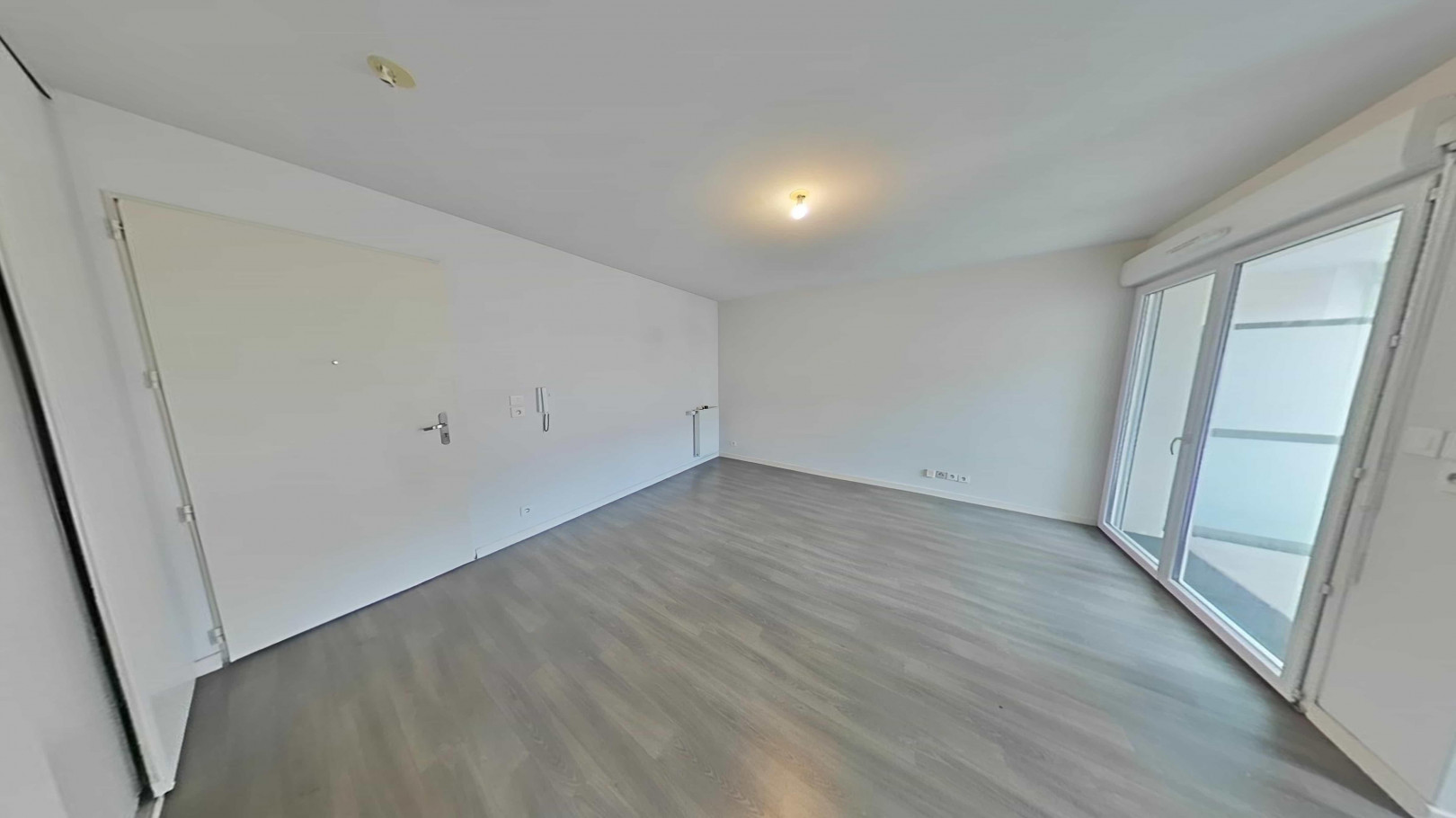 
                                                Vente
                                                 Appartement 2 pièces et place de parking couvert