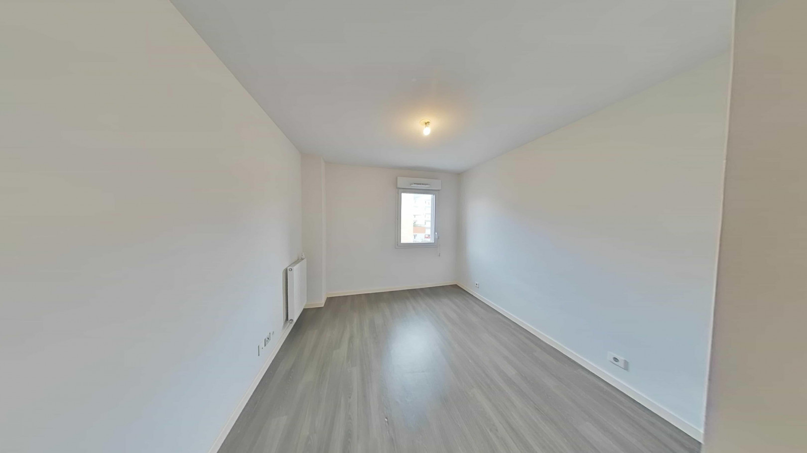 
                                                Vente
                                                 Appartement 2 pièces et place de parking couvert