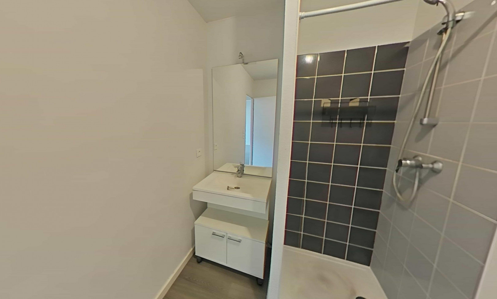 
                                                Vente
                                                 Appartement 2 pièces et place de parking couvert