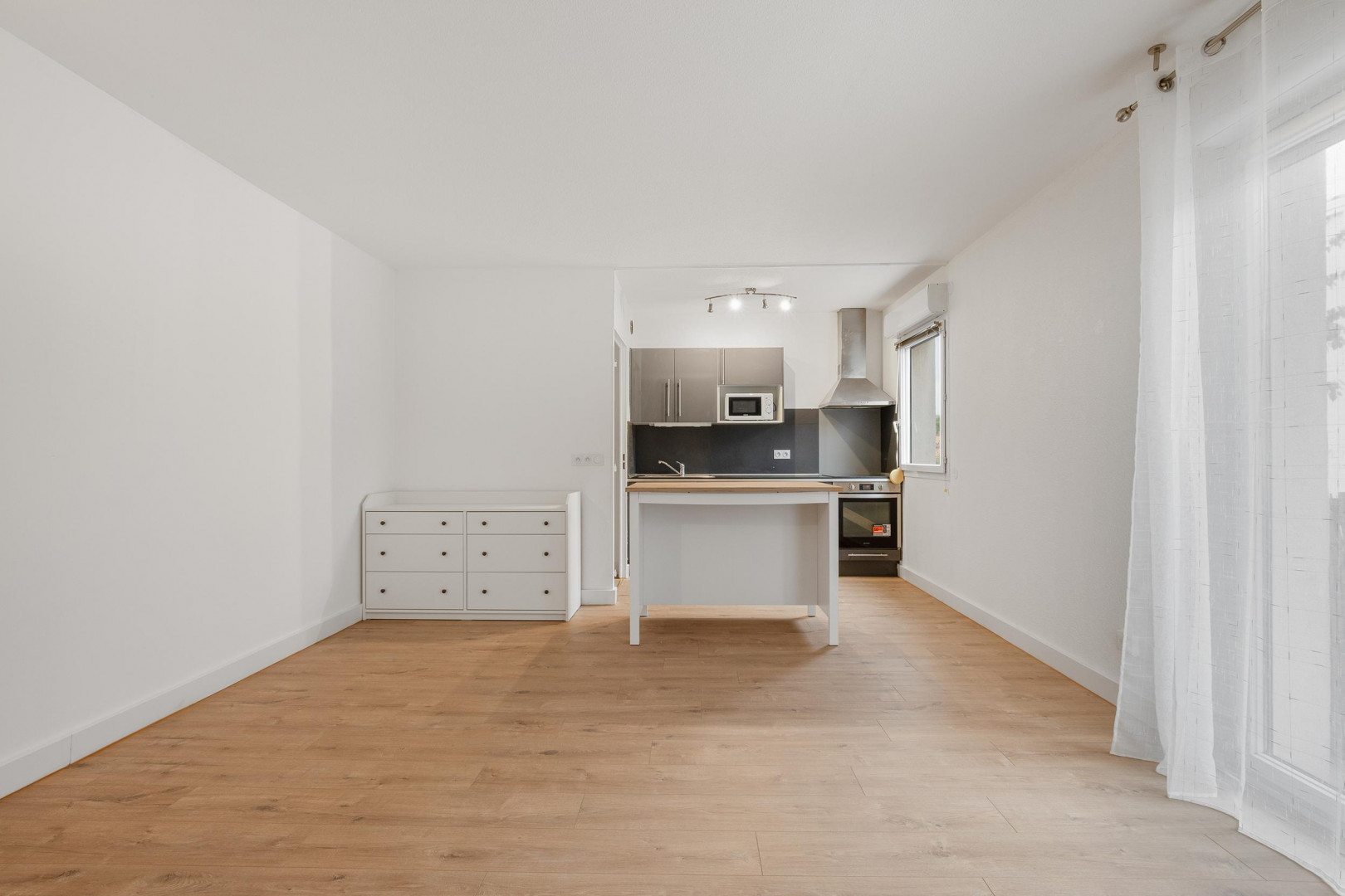 
                                                Vente
                                                 Appartement 2 pièces, vient d être refait à neuf