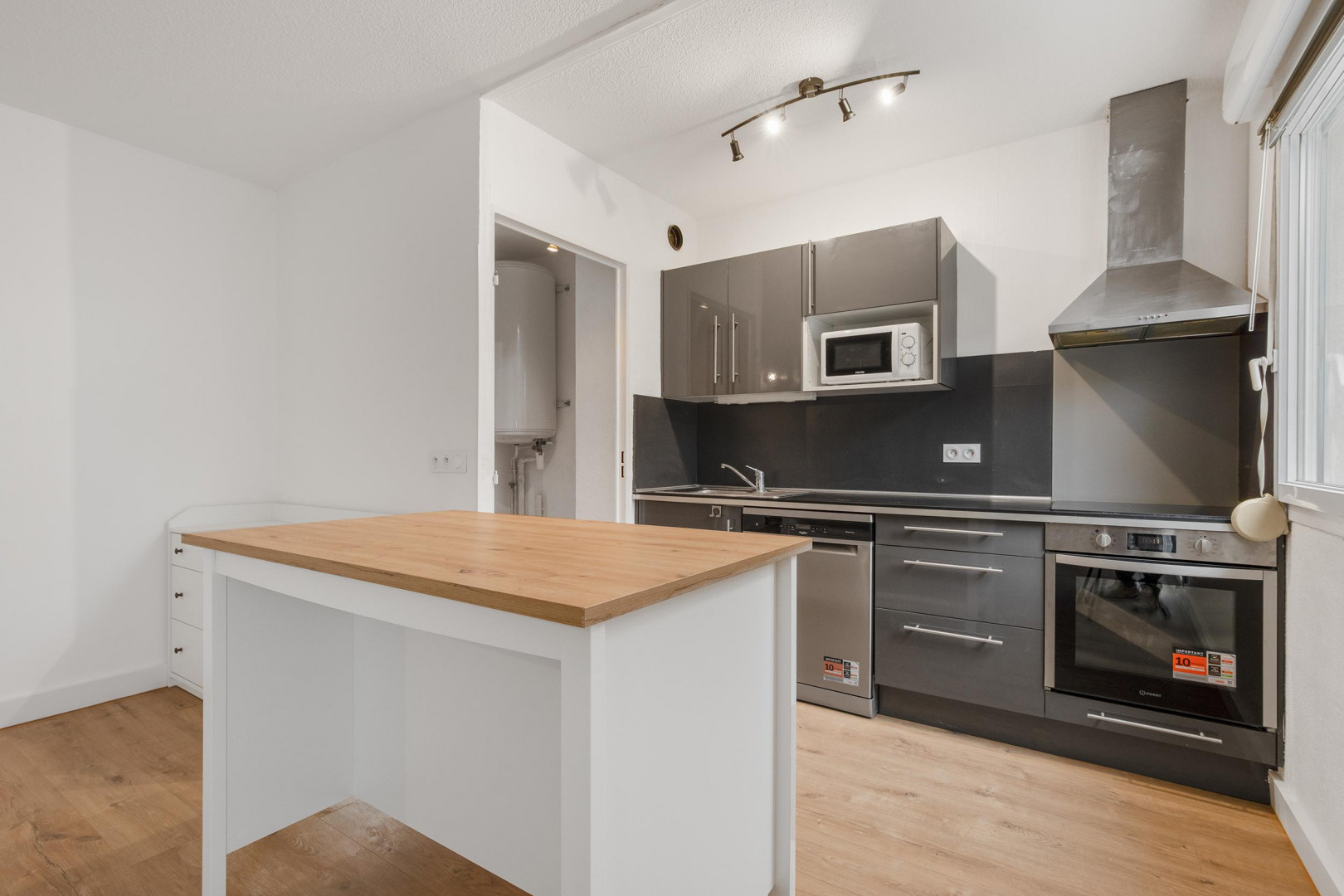 
                                                Vente
                                                 Appartement 2 pièces, vient d être refait à neuf