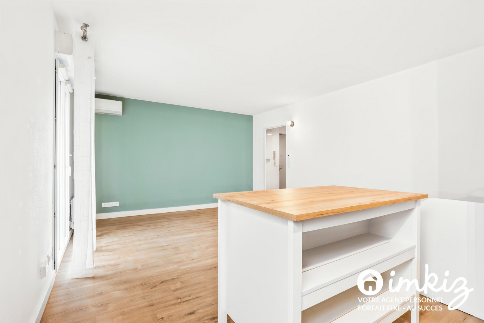 
                                                Vente
                                                 Appartement 2 pièces, vient d être refait à neuf