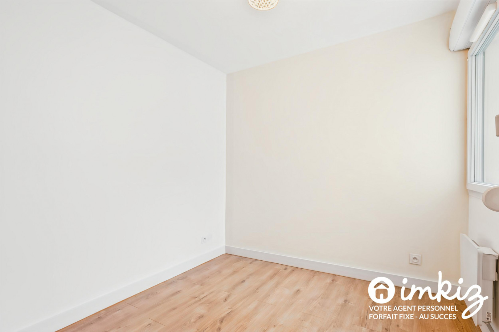 
                                                Vente
                                                 Appartement 2 pièces, vient d être refait à neuf