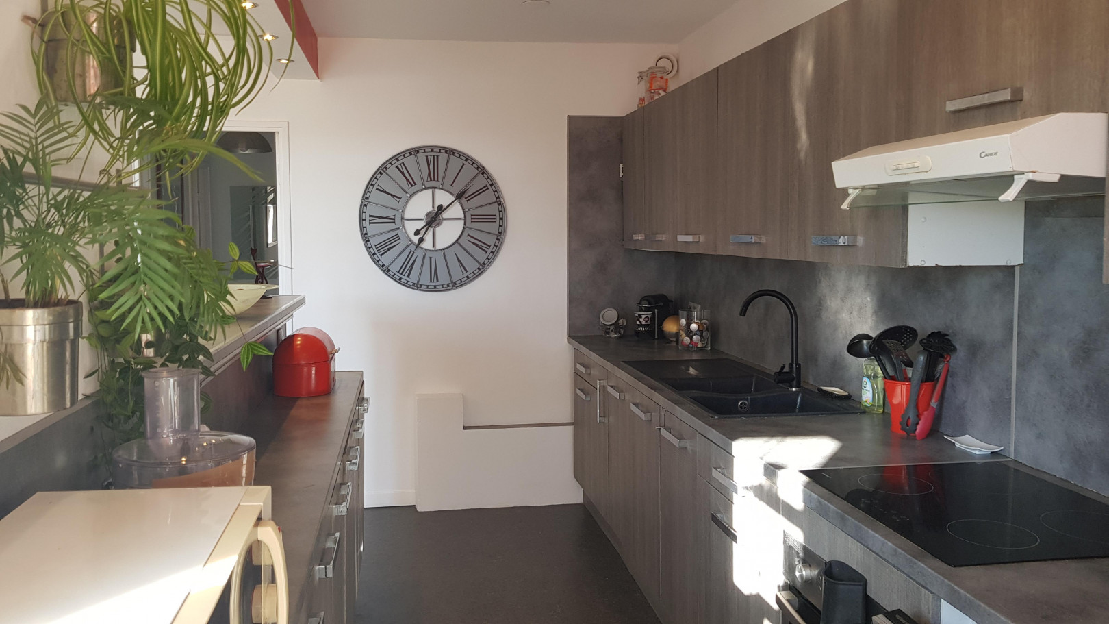 
                                                Vente
                                                 Appartement 5 pièces lumineux, très calme