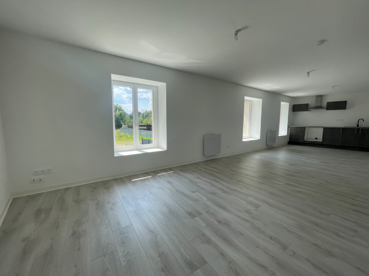 
                                                Location
                                                 Appartement F4 lumineux de 70mètres carrés