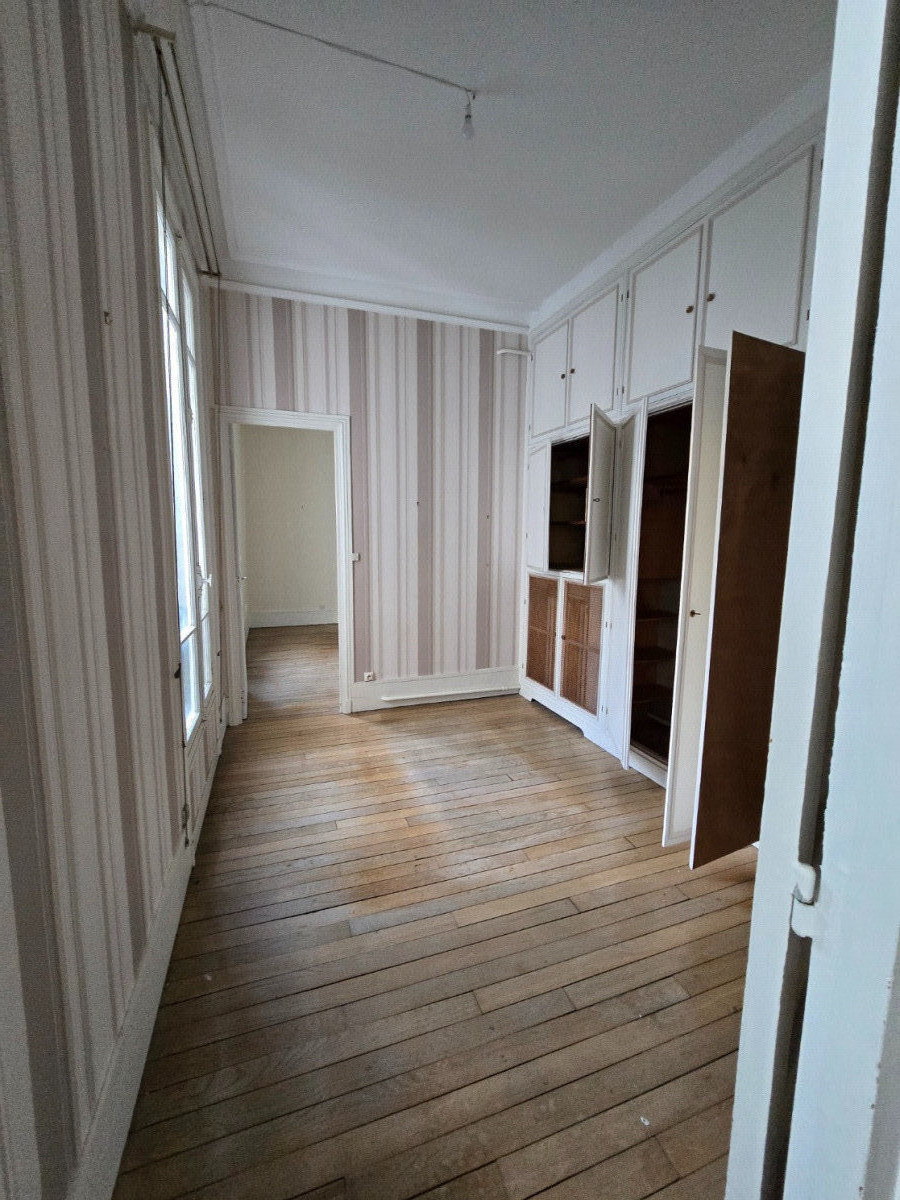 
                                                Vente
                                                 Appartement à rénover de 101 m² à Paris 5