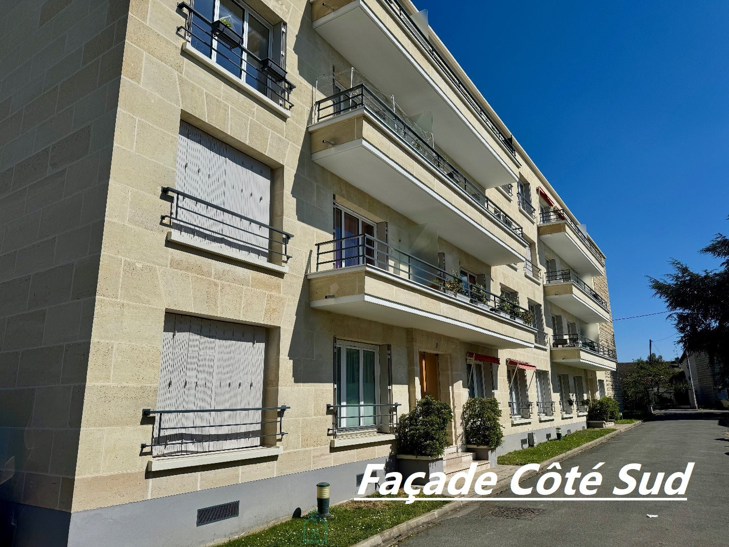 
                                                Vente
                                                 Appartement avec parking et balcon