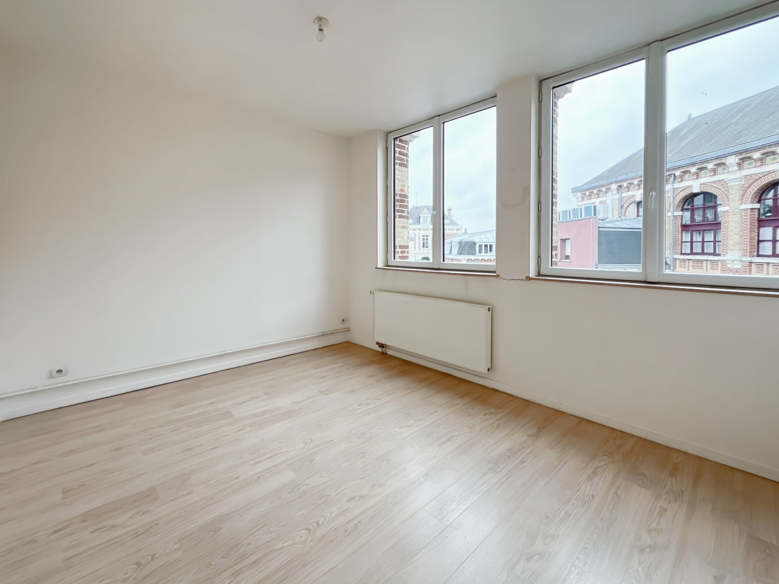 
                                                Location
                                                 Appartement en duplex dans résidence 130m2