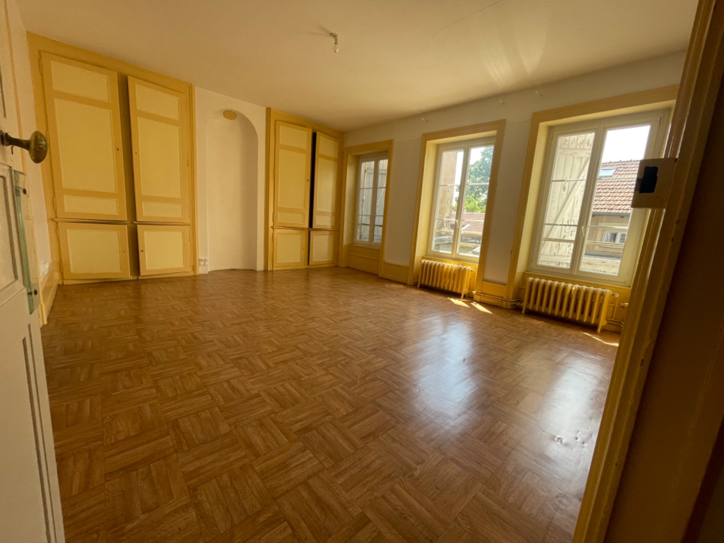 
                                                Location
                                                 Appartement F4 lumineux de 120m²