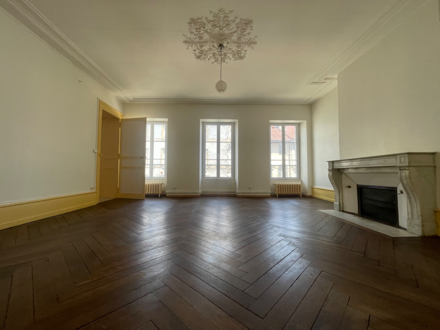 
                                                Location
                                                 Appartement F4 lumineux de 120m²