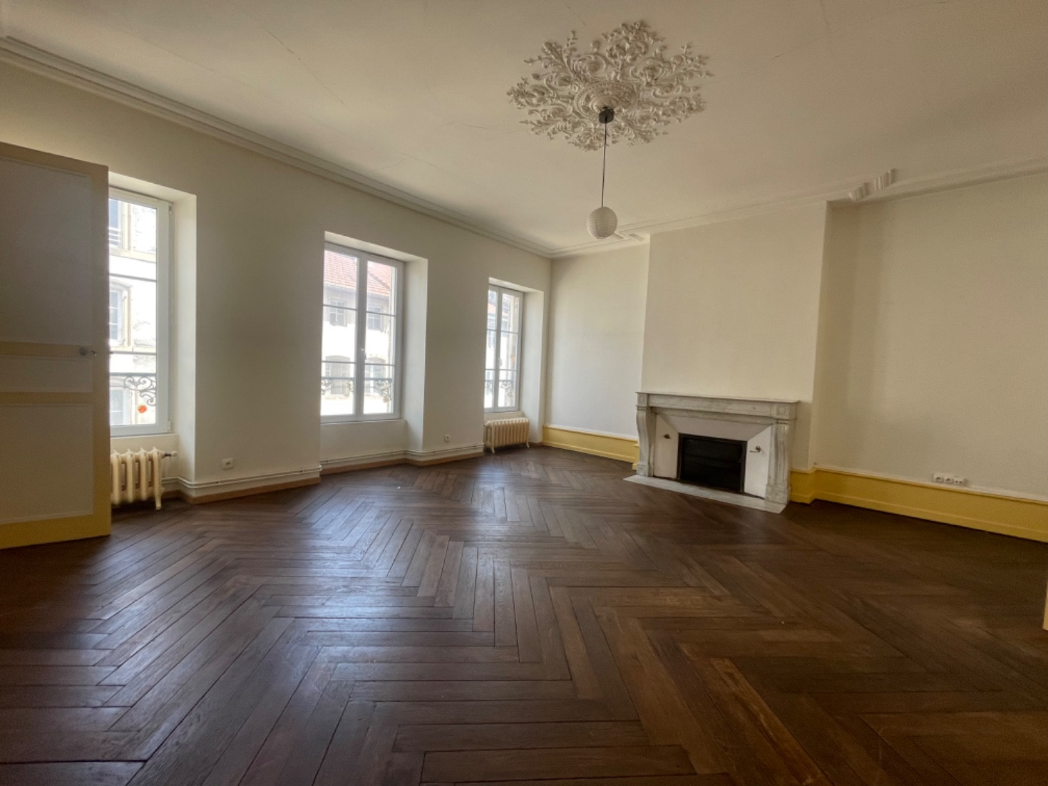 
                                                Location
                                                 Appartement F4 lumineux de 120m²