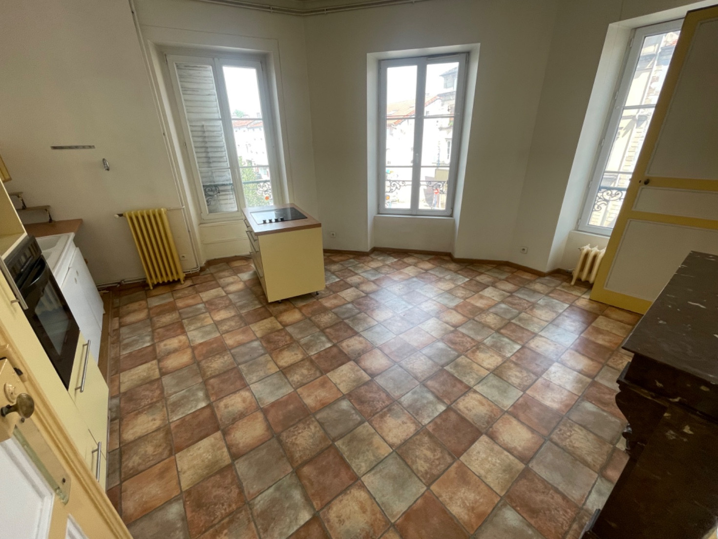 
                                                Location
                                                 Appartement F4 lumineux de 120m²