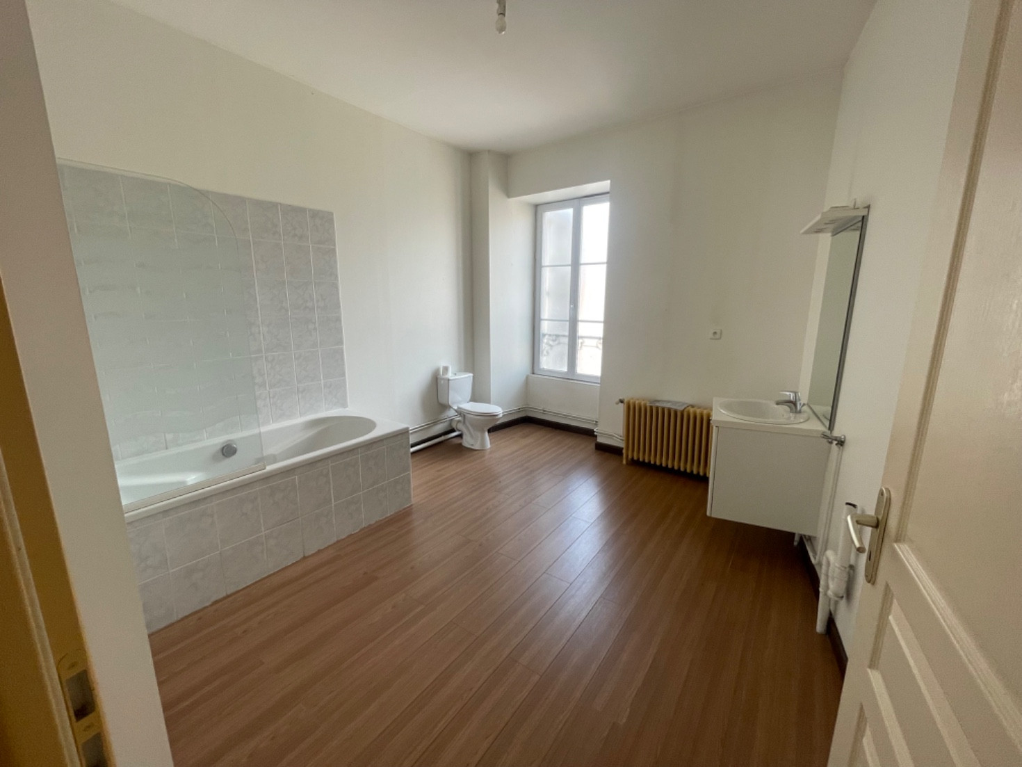 
                                                Location
                                                 Appartement F4 lumineux de 120m²