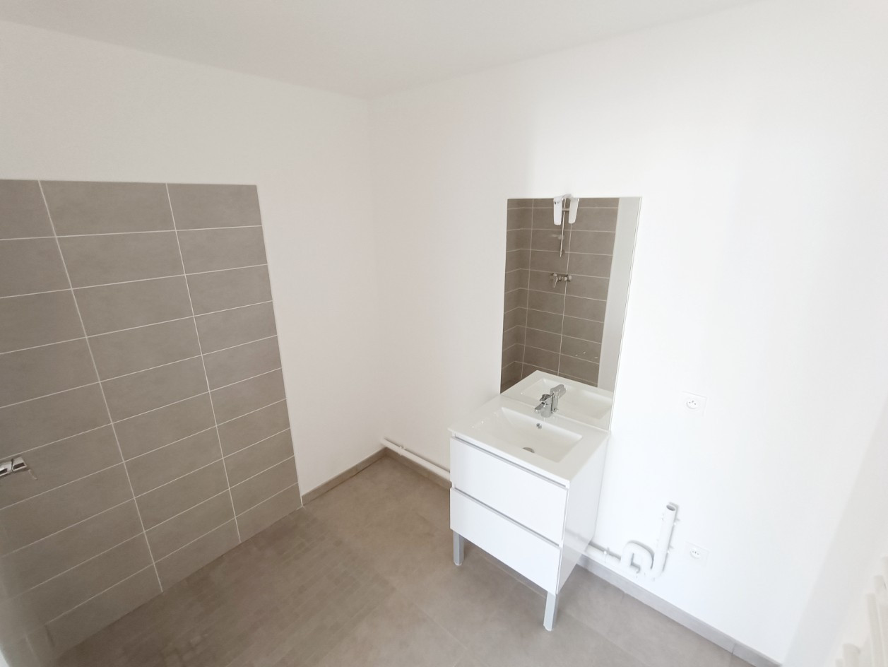 
                                                Location
                                                 Appartement neuf, T3, Rivery