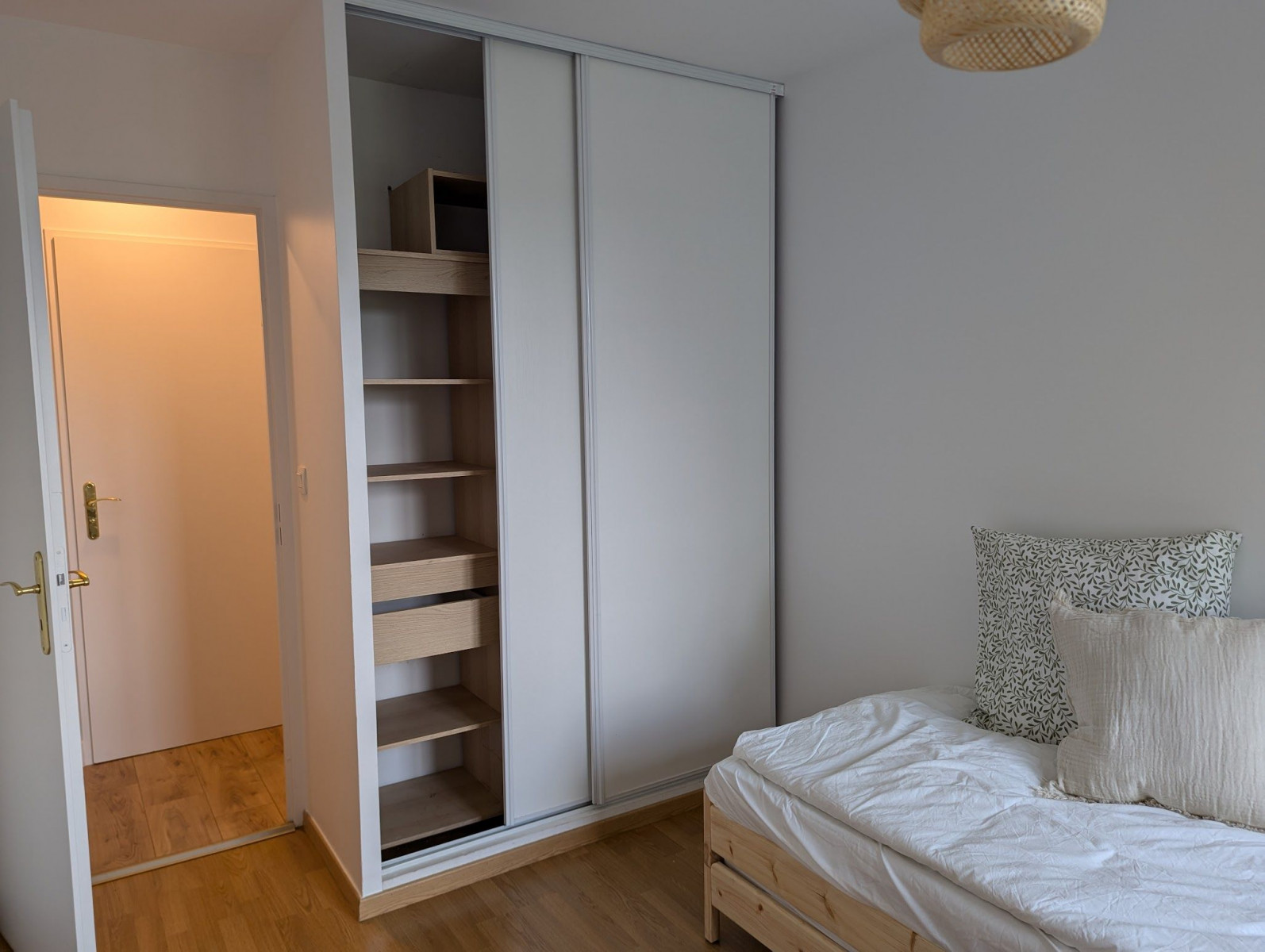 
                                                Location
                                                 Appartement parfait à proximité de Paris (20 minutes gare de lyon) (loyer tout inclus)