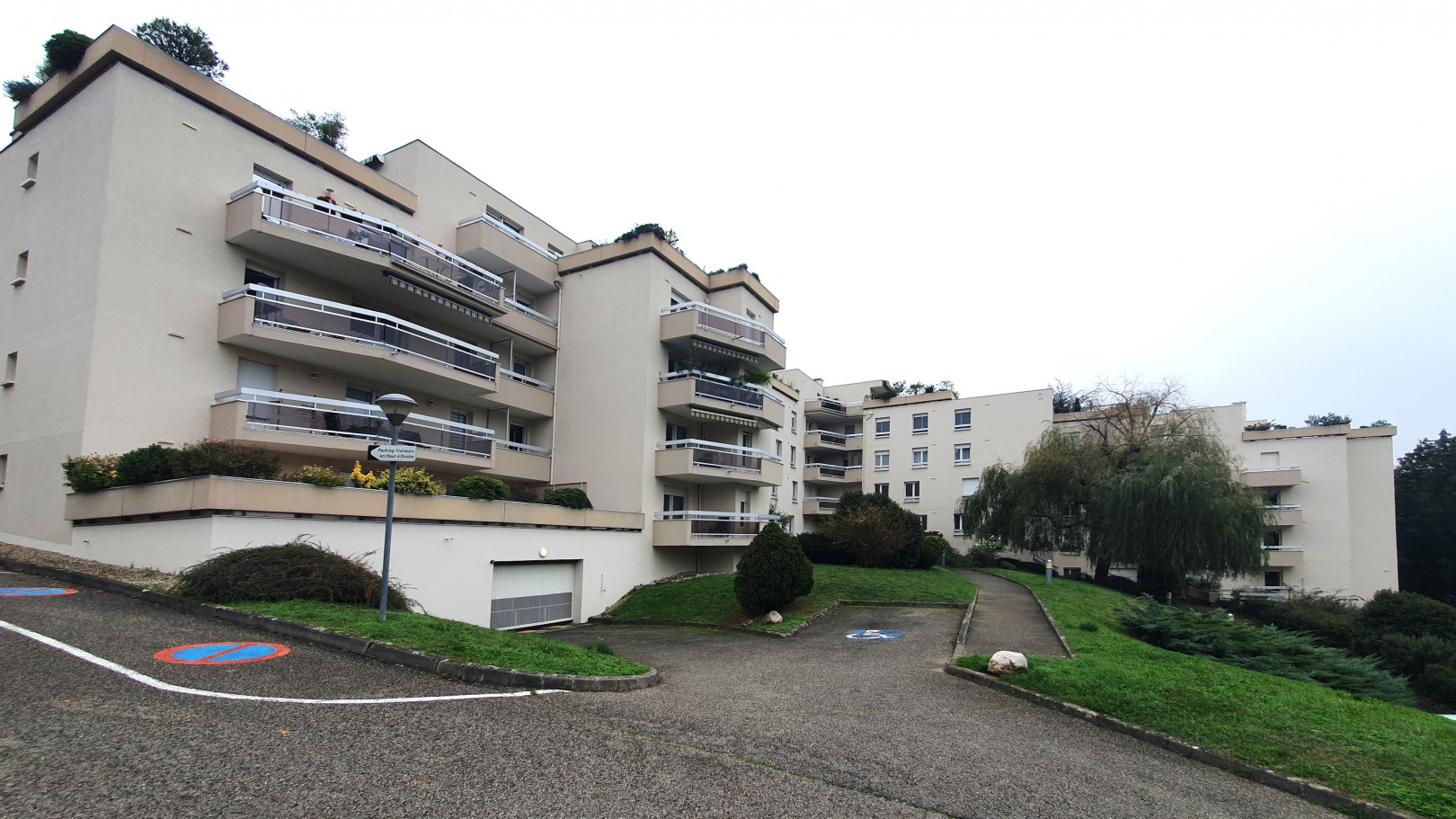 
                                                Vente
                                                 Appartement T5 de 101.5 m² + balcon + 2 places de parking