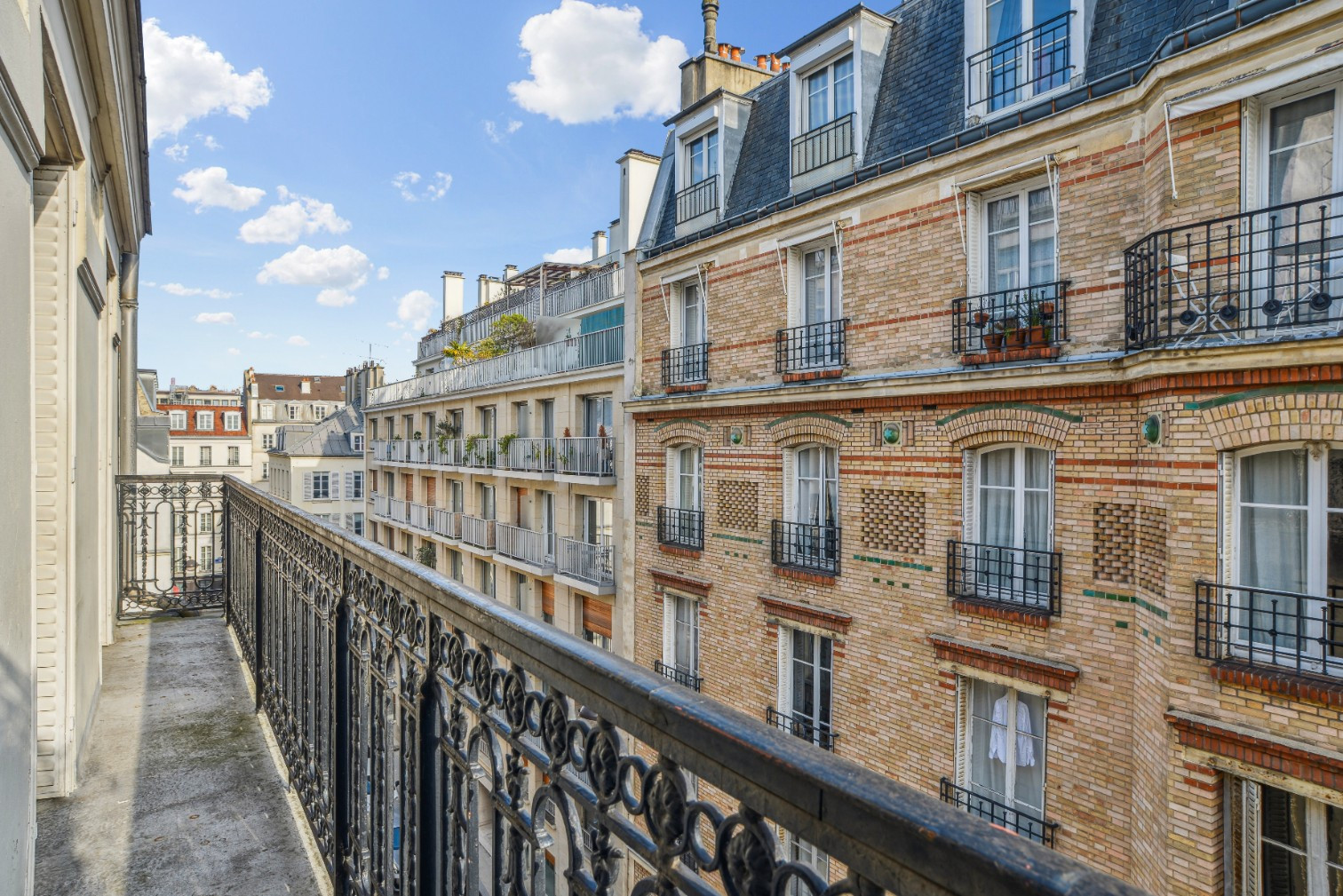 
                                                Vente
                                                 Appartement trois pièces traversant avec balcon