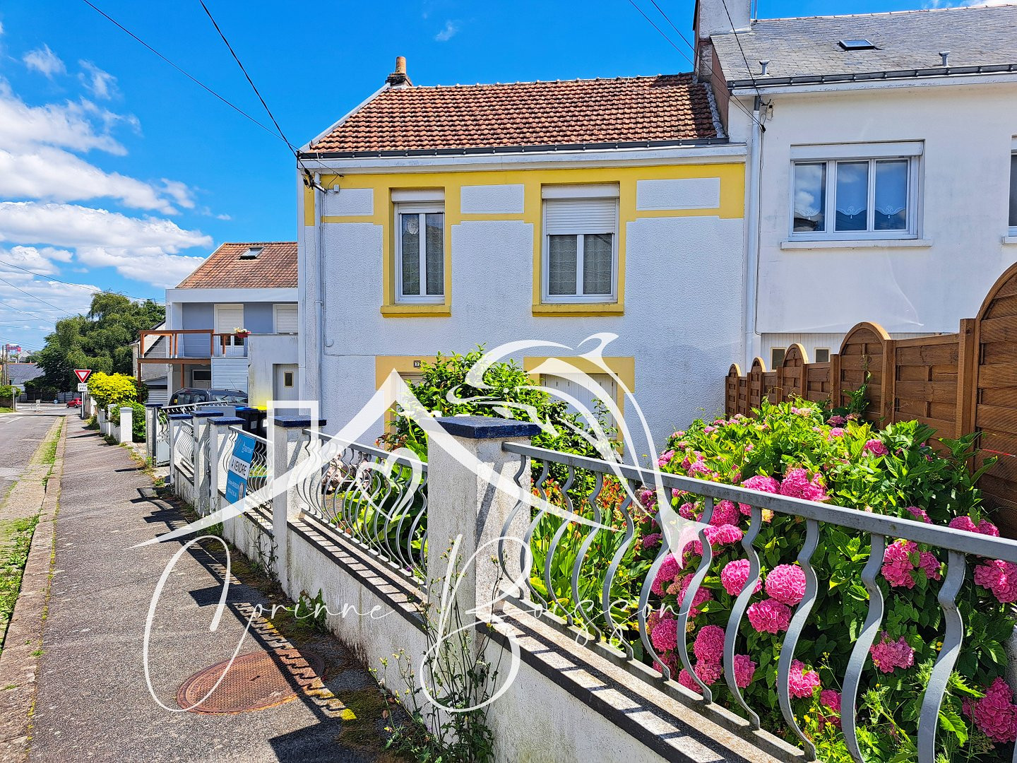 
                                                Vente
                                                 Au calme, maison avec Jardin, Véranda et Garage proche commodités